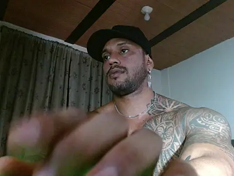 Snapshot of manolofitt chatting on 05-16-26, 06:39 manolofitt online show from 05-16-26, 06:39