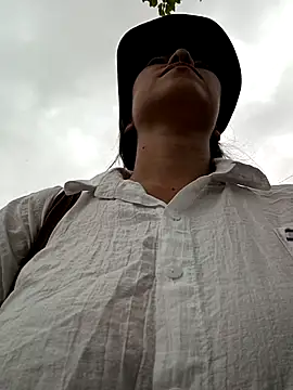 Snapshot of 2HotAsain4u chatting on 09-25-25, 01:31 2HotAsain4u online show from 09-25-25, 01:31