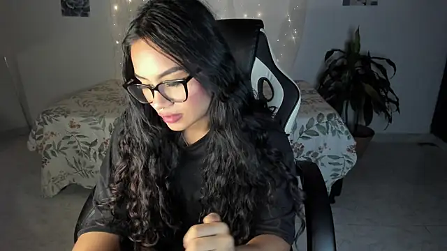 Snapshot of Riana_Kean chatting on 11-12-25, 02:01 Riana Kean online show from 11-12-25, 02:01