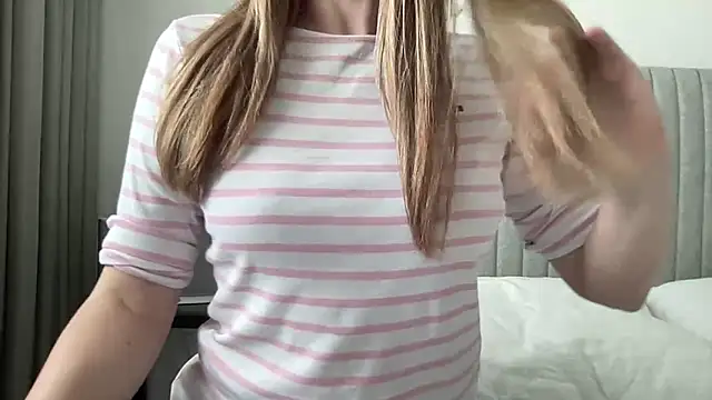 Snapshot of LisaFlower chatting on 04-06-26, 02:40 LisaFlower online show from 04-06-26, 02:40
