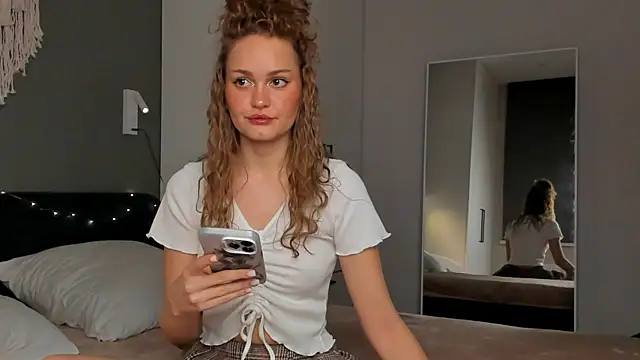 Snapshot of Caroline_Smitt chatting on 09-28-25, 11:10 Caroline Smitt online show from 09-28-25, 11:10