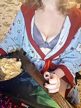 Snapshot of _Kitti_ chatting on 12-15-24, 07:21 Kitti online show from 12-15-24, 07:21