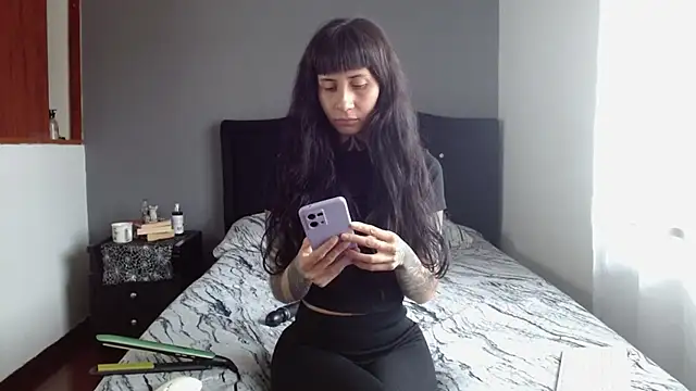 Emilia 1995 online show from 11-19-25, 04:51