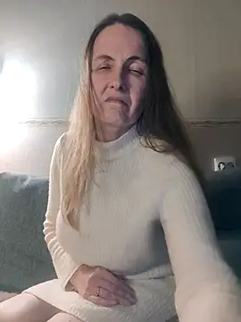 Snapshot of Evelina_cute chatting on 12-17-24, 07:15 Evelina cute online show from 12-17-24, 07:15