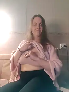 Snapshot of Evelina_cute chatting on 12-19-24, 03:30 Evelina cute online show from 12-19-24, 03:30