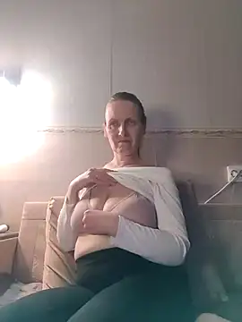 Snapshot of Evelina_cute chatting on 12-22-24, 04:27 Evelina cute online show from 12-22-24, 04:27