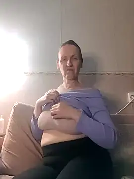 Snapshot of Evelina_cute chatting on 01-14-25, 08:48 Evelina cute online show from 01-14-25, 08:48