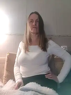 Snapshot of Evelina_cute chatting on 01-17-25, 06:33 Evelina cute online show from 01-17-25, 06:33