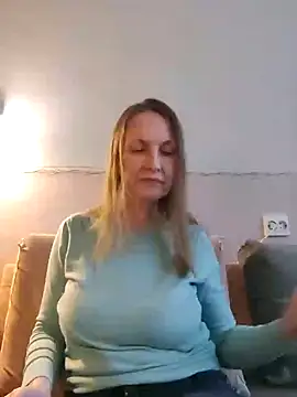 Snapshot of Evelina_cute chatting on 01-21-25, 01:00 Evelina cute online show from 01-21-25, 01:00