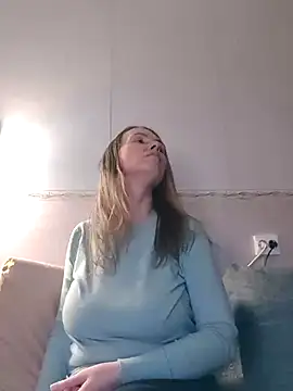 Snapshot of Evelina_cute chatting on 01-22-25, 05:17 Evelina cute online show from 01-22-25, 05:17