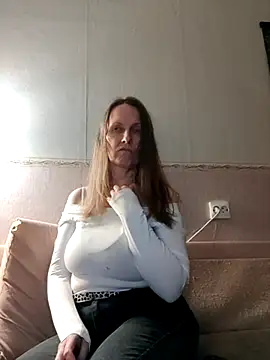Snapshot of Evelina_cute chatting on 02-27-25, 04:53 Evelina cute online show from 02-27-25, 04:53
