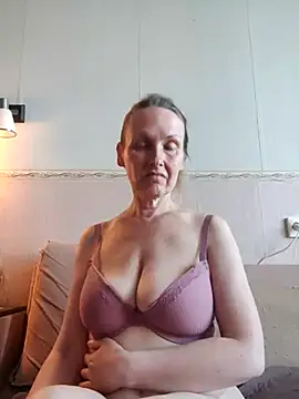 Snapshot of Evelina_cute chatting on 09-11-25, 02:39 Evelina cute online show from 09-11-25, 02:39