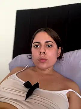 little isabela1 online show from 12-22-25, 03:20