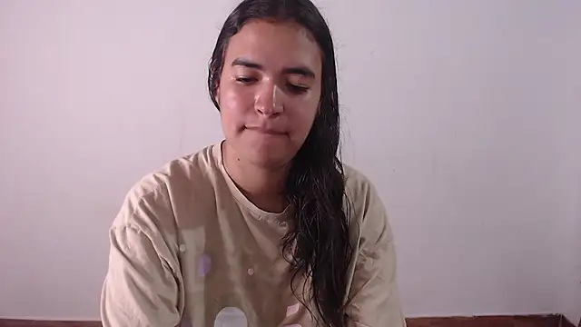 Snapshot of leslie_cs chatting on 05-18-26, 04:07 leslie cs online show from 05-18-26, 04:07
