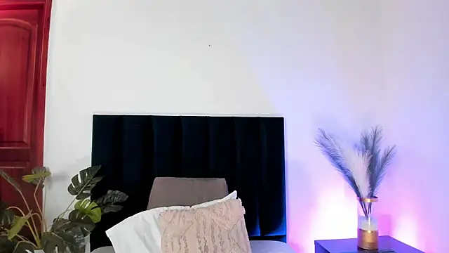 LucyJhonnsonn online show from 02-08-25, 12:38