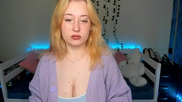 Snapshot of Emily_Gin chatting on 10-08-25, 02:42 Emily Gin online show from 10-08-25, 02:42