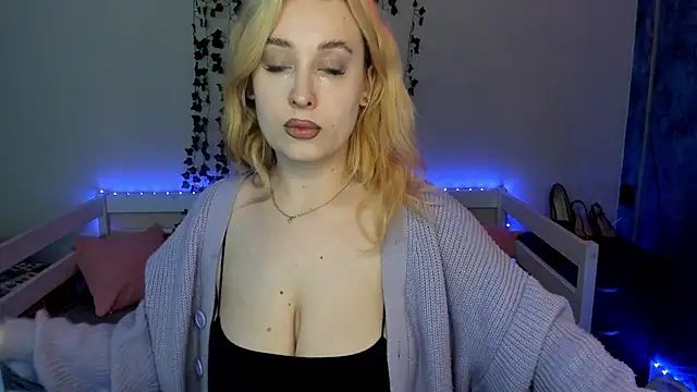 Snapshot of Emily_Gin chatting on 11-12-25, 02:45 Emily Gin online show from 11-12-25, 02:45