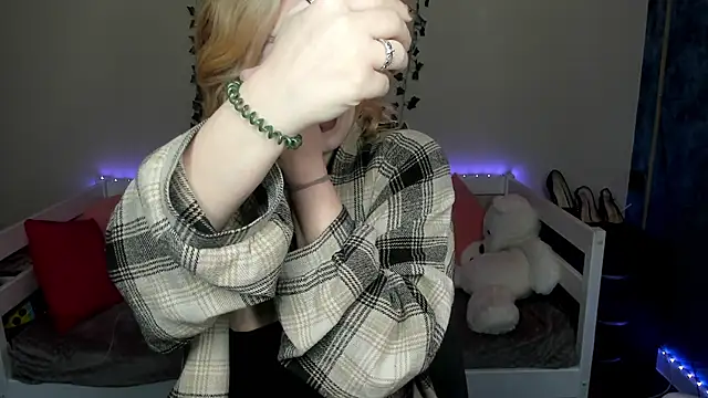 Emily Gin online show from 11-19-25, 02:33