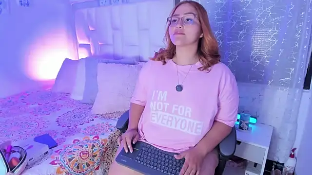 Snapshot of LeahxBarker chatting on 03-21-26, 02:49 LeahxBarker online show from 03-21-26, 02:49