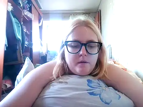 Snapshot of DesireMelissa chatting on 10-08-25, 07:39 DesireMelissa online show from 10-08-25, 07:39