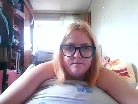 Snapshot of DesireMelissa chatting on 10-13-25, 08:03 DesireMelissa online show from 10-13-25, 08:03