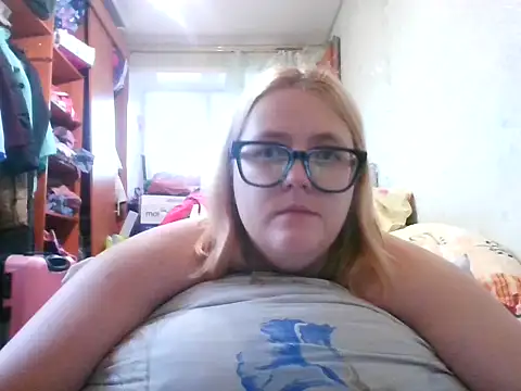 Snapshot of DesireMelissa chatting on 10-15-25, 05:07 DesireMelissa online show from 10-15-25, 05:07