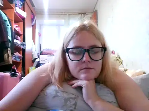 Snapshot of DesireMelissa chatting on 10-17-25, 05:32 DesireMelissa online show from 10-17-25, 05:32