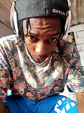 Larry-n-clouds online show from 11-28-25, 05:04