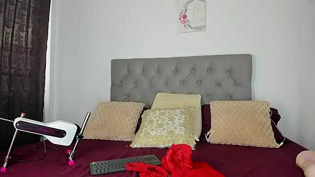 Snapshot of Nicol_Swift_ chatting on 10-10-25, 09:47 Nicol Swift online show from 10-10-25, 09:47