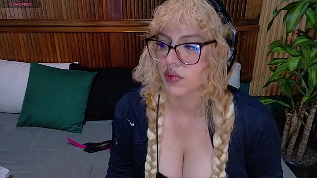 Eli666uwu online show from 10-14-25, 09:48