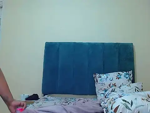 Snapshot of curvycloe1 chatting on 04-26-26, 06:22 curvycloe1 online show from 04-26-26, 06:22