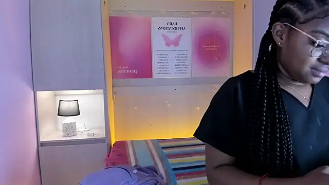 Snapshot of tamaraa_smiith chatting on 09-18-25, 08:00 tamaraa smiith online show from 09-18-25, 08:00