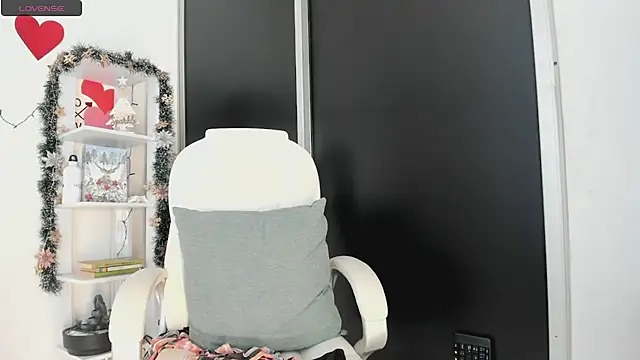 Snapshot of UrNewFantasy chatting on 12-23-24, 12:46 UrNewFantasy online show from 12-23-24, 12:46