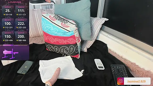 Snapshot of UrNewFantasy chatting on 12-28-24, 11:37 UrNewFantasy online show from 12-28-24, 11:37