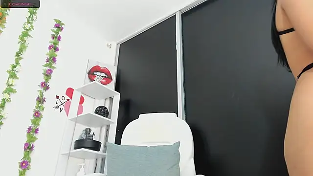 Snapshot of UrNewFantasy chatting on 01-22-25, 09:54 UrNewFantasy online show from 01-22-25, 09:54