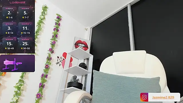 Snapshot of UrNewFantasy chatting on 01-23-25, 10:44 UrNewFantasy online show from 01-23-25, 10:44