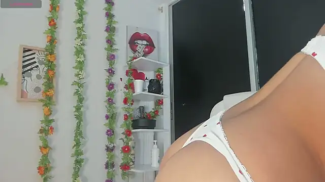 Snapshot of UrNewFantasy chatting on 02-04-25, 02:10 UrNewFantasy online show from 02-04-25, 02:10