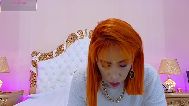 Snapshot of AdelinaVans chatting on 10-10-25, 11:42 AdelinaVans online show from 10-10-25, 11:42