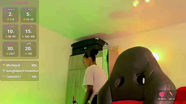 Snapshot of naomy__xx chatting on 03-18-26, 02:58 naomy xx online show from 03-18-26, 02:58