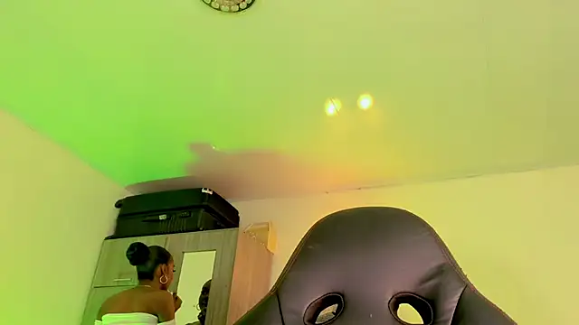 Snapshot of naomy__xx chatting on 03-20-26, 03:33 naomy xx online show from 03-20-26, 03:33