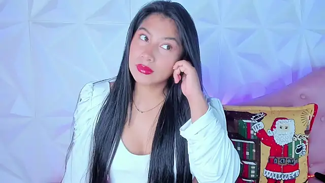 LinnaGardenia online show from 12-18-24, 02:06