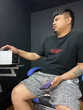 Snapshot of DickMasterfindom chatting on 03-27-26, 06:08 DickMasterfindom online show from 03-27-26, 06:08