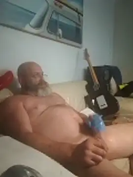 Snapshot of iambradz chatting on 10-31-25, 04:52 iambradz online show from 10-31-25, 04:52