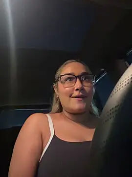 DarianaGuzz online show from 10-21-25, 01:39