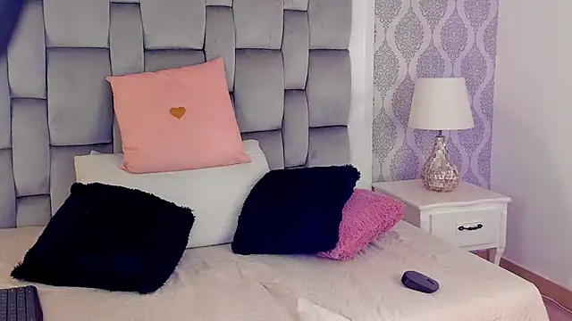 Charlotte  08 online show from 10-20-25, 07:14