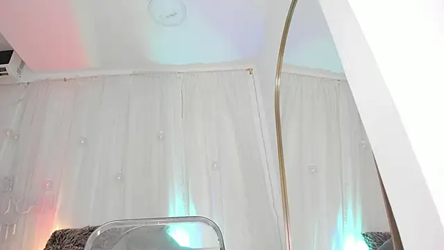 Petite Lucie online show from 01-04-25, 01:10