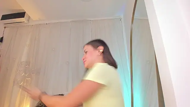 Petite Lucie online show from 01-26-25, 10:13