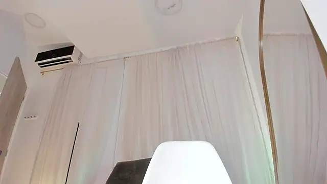 Petite Lucie online show from 09-24-25, 07:06