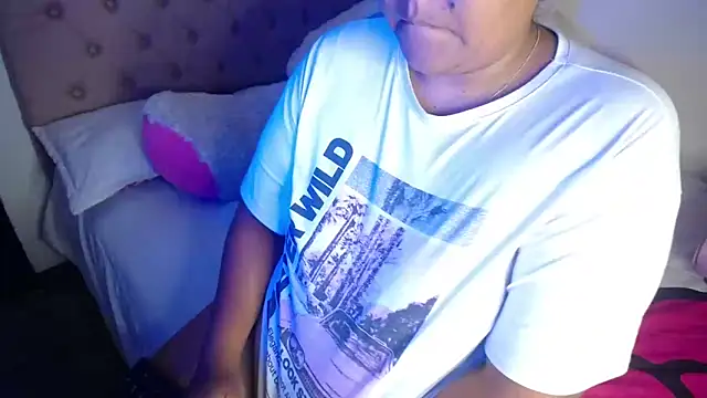 Snapshot of KittyHot20 chatting on 04-15-26, 09:15 KittyHot20 online show from 04-15-26, 09:15