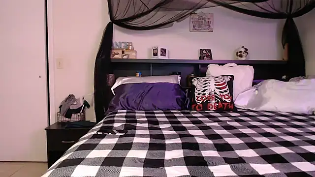CrystalLakeXO online show from 06-25-26, 04:01
